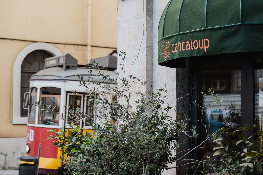 Entrada do Cantaloup Lisboa com um eléctrico