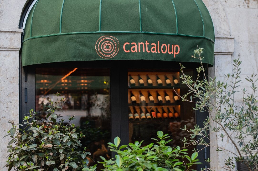 Toldo verde à entrada do Cantaloup Lisboa
